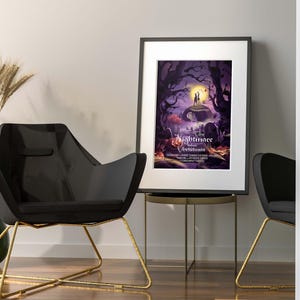 K&ouml;nnte beinhalten: Ein gerahmtes Poster des Films "Nightmare Before Christmas" mit Jack Skellington und Sally, die auf einem H&uuml;gel stehen. Das Poster ist in einem schwarzen Rahmen und h&auml;ngt an einer wei&szlig;en Wand.