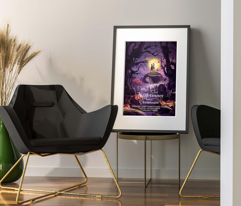 K&ouml;nnte beinhalten: Ein gerahmtes Poster des Films "Nightmare Before Christmas" mit Jack Skellington und Sally, die auf einem H&uuml;gel stehen. Das Poster ist in einem schwarzen Rahmen und h&auml;ngt an einer wei&szlig;en Wand.