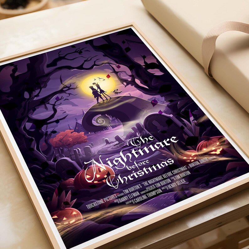 K&ouml;nnte beinhalten: Ein lila und schwarzes Poster mit einer stilisierten Illustration von Jack Skellington aus dem Film "Nightmare Before Christmas". Das Poster zeigt den Titel "Nightmare Before Christmas" und die Credits des Films.
