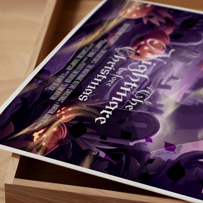 K&ouml;nnte beinhalten: Ein Filmplakat f&uuml;r den Film "Nightmare Before Christmas" mit einem violetten und schwarzen Hintergrund, einer K&uuml;rbislaterne und dem Titeltext in Wei&szlig;.