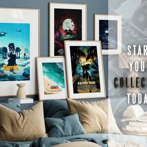 K&ouml;nnte beinhalten: F&uuml;nf gerahmte Filmplakate an einer Wand &uuml;ber einem Bett mit einem braunen und einem blauen Kissen. Die Poster sind f&uuml;r die Filme "Jaws", "Jurassic Park", "Das Imperium schl&auml;gt zur&uuml;ck", "Alien" und ein viertes Poster mit einem dunklen Hintergrund und einer Silhouette einer Person, die auf einem Pferd reitet.