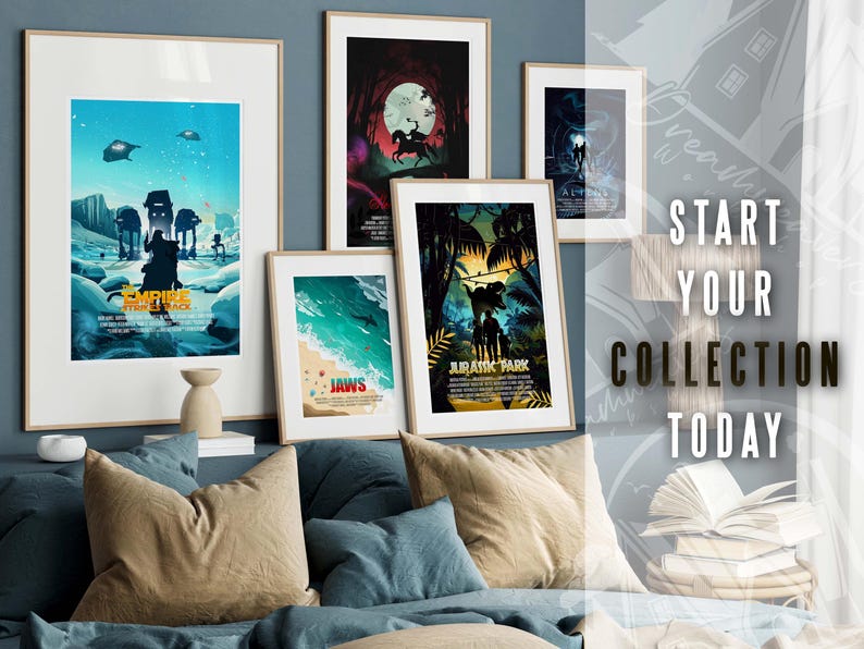 K&ouml;nnte beinhalten: F&uuml;nf gerahmte Filmplakate an einer Wand &uuml;ber einem Bett mit einem braunen und einem blauen Kissen. Die Poster sind f&uuml;r die Filme "Jaws", "Jurassic Park", "Das Imperium schl&auml;gt zur&uuml;ck", "Alien" und ein viertes Poster mit einem dunklen Hintergrund und einer Silhouette einer Person, die auf einem Pferd reitet.