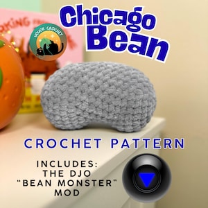 Könnte beinhalten: Ein graues, bohnenförmiges Häkel-Plüschtier. Das Bild enthält den Text Chicago Bean, CROCHET PATTERN, INCLUDES: THE DJO "BEAN MONSTER" MOD sowie ein kreisförmiges Logo mit einer schwarzen Katze und grünem Garn. Eine schwarze Kugel ist zu sehen.