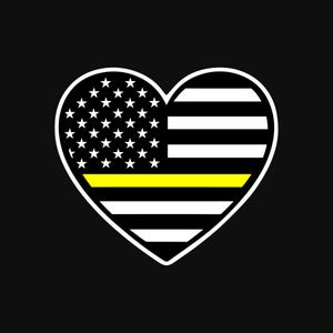 Pode incluir: Um design em forma de coração com a bandeira americana com uma faixa amarela no meio. A bandeira é preta e branca com uma faixa amarela.