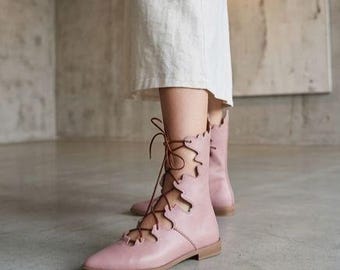 Stivali da elfo rosa da donna, stivali allacciati Fairycore fatti a mano, scarpe fantasy Cottagecore, stivali medievali romantici, calzature in pelle rosa cipria