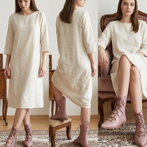 Puede incluir: Imagen de tres paneles que muestra un vestido de lino color crema con mangas tres cuartos. El vestido se combina con botas con cordones color malva. La modelo est&aacute; de pie y sentada en diferentes poses.