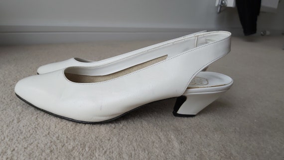 White leather Vintage bridal heels size UK5 costu… - image 3