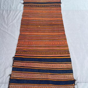 2'10 x 7'5 vintage Afghaanse tribale gestreepte kelimloper, handgeweven oranje marineblauw geometrisch wollen platgeweven vloerkleed | Gang Entree Boho-decor