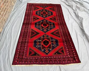 Tappeto afghano Baluch vintage 145x257 cm / Tappeto in lana annodato a mano / Decorazione tribale geometrica rossa / Accenti boho per corridoio / Tappeto da cucina