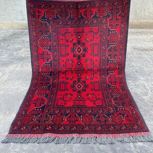 アフガニスタンの手編みトルクメン族のラグ 3'5" x 5'0" | モダンな幾何学模様 | 赤いブハラウールカーペット | 新品ハンドメイドのアフガニスタンエリアラグ