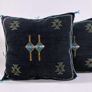 Funda de almohada de seda marroquí negra, funda de cojín bereber hecha a mano, almohada Sabra geométrica, cojín decorativo con borlas, decoración bohemia para el hogar.