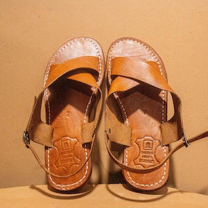 Tan Moroccan Leather Sandals – Handmade Cross Strap Slides, Boho Summer Flats, Adjustable Artisanal Leather Gift for Her
