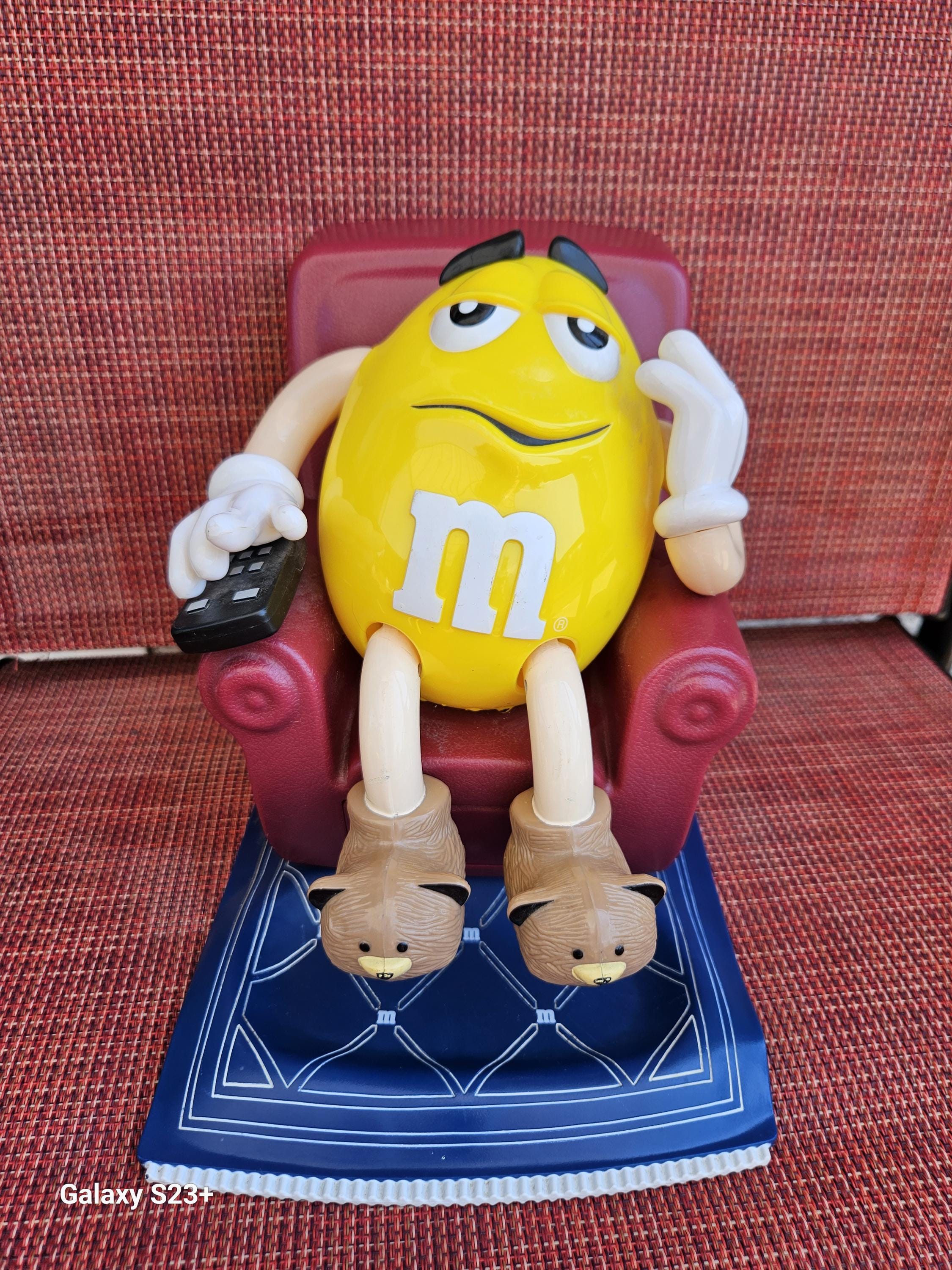 M&M's Lazy Boy Dispenser 限定版 Amazon.com - M&M'S LA-Z-BOY Dispenser - M M Candy Dispenser