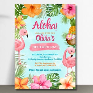 Puede incluir: Una invitación con temática tropical con la palabra "Aloha!" en rosa. La invitación presenta flamencos rosas, flores de hibisco y follaje tropical. El texto incluye "Olivia's Fifth Birthday!" y detalles de la fiesta.