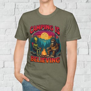 Camping Bigfoot Alien Tee: Lustiges Grafik-Unisex T-Shirt
