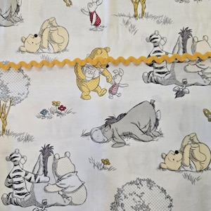 Winnie de Pooh op maat gemaakte babybuggybumper stoelhoes voor winkelwagen, ontworpen voor de veiligheid en het comfort van je kleintje.