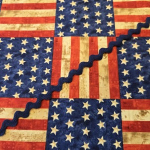 お子様の安全と快適さを考慮して設計された、American Patriot のカスタムメイド ベビーバギー バンパー ショッピング カート シート カバーです。