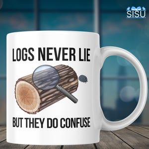 Puede incluir: Taza de cerámica blanca con un diseño en blanco y negro. La taza presenta un tronco de árbol con una lupa sobre él y el texto "Logs Never Lie But They Do Confuse".