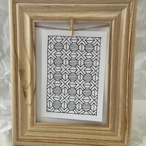 Cartão de padrão preto e branco desenhado à mão. Cartão de felicitações tamanho DIN A6. Cartão de presente geométrico desenhado à mão. Cartão de decoração simples.