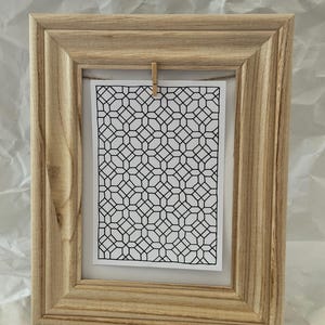 Cartão com padrão de flores preto e branco desenhado à mão. Cartão de felicitações tamanho DIN A6. Cartão de presente geométrico desenhado à mão. Cartão de decoração simples.