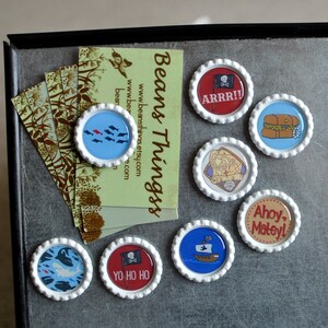 Calamite a forma di tappo di bottiglia pirata - Bomboniere per feste di compleanno pirata - Regalo per bambino - Calamite per armadietti - Regalo di compleanno - Nave pirata - Pirata per bambini - Calamite resistenti per bambini