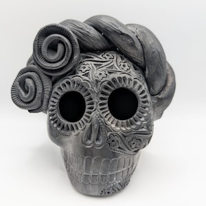 Figura artesanal de cerámica negra de Frida Catrina – Auténtico arte barroco negro – Elegante decoración para el Día de Muertos – Arte popular oaxaqueño