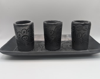 Juego de mezcal Barro Negro de Oaxaca: vasos de chupito y bandeja de arcilla negra hechos a mano.
