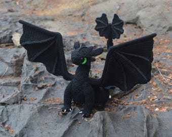 Dragón negro con ojos verdes, juguete de ganchillo hecho a mano
