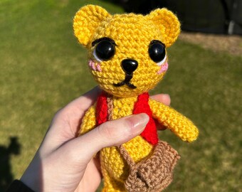 Oso de peluche amarillo con chaleco rojo Impkin - Juguete de ganchillo hecho a mano