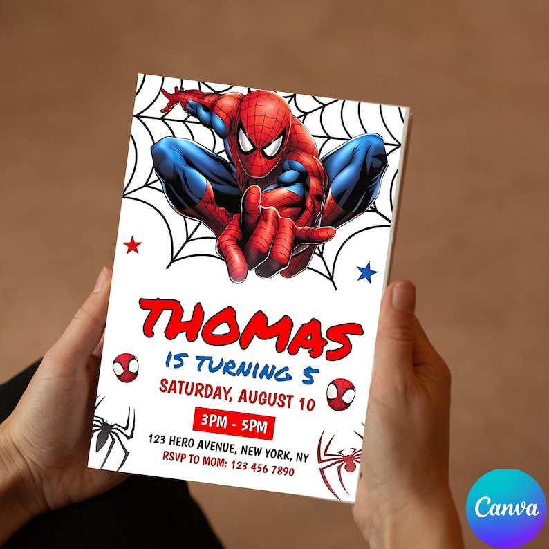 Puede incluir: Una invitaci&oacute;n de cumplea&ntilde;os con una imagen de dibujos animados de Spiderman en un traje rojo y azul, balance&aacute;ndose en una telara&ntilde;a. La invitaci&oacute;n es para la fiesta de cumplea&ntilde;os n&uacute;mero 5 de Thomas, el 10 de agosto de 3 pm a 5 pm. La direcci&oacute;n es 123 Hero Avenue, New York, NY. RSVP a mam&aacute; al 123 456 7890.