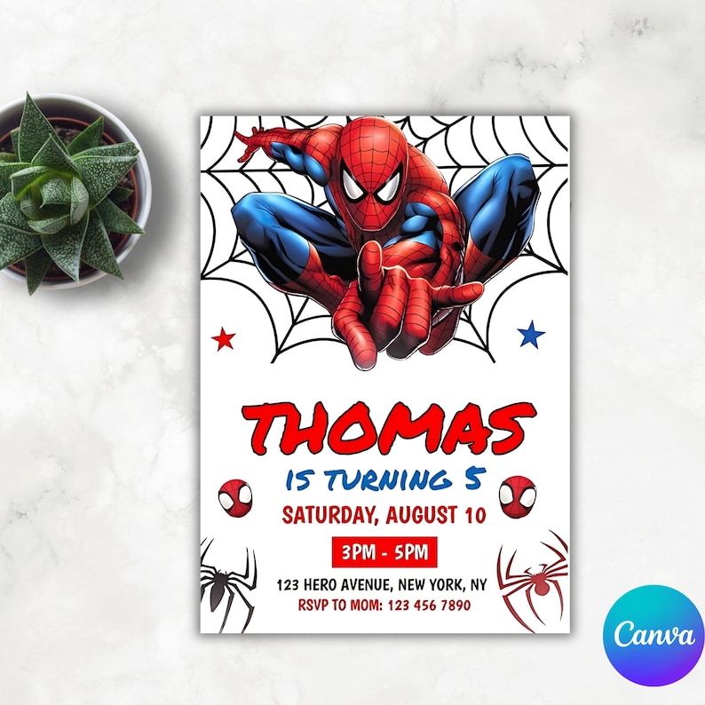 Puede incluir: Un personaje de Spiderman rojo y azul se presenta sobre un fondo blanco con un dise&ntilde;o de telara&ntilde;a negra. El texto "THOMAS IS TURNING 5" est&aacute; en rojo y negro. El texto "SATURDAY, AUGUST 10" est&aacute; en negro. El texto "3PM - 5PM" est&aacute; en negro. El texto "123 HERO AVENUE, NEW YORK, NY" est&aacute; en negro. El texto "RSVP TO MOM: 123 456 7890" est&aacute; en negro. El texto "Canva" est&aacute; en blanco sobre un fondo azul.