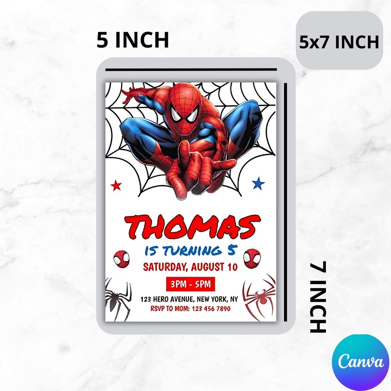 Puede incluir: Una invitaci&oacute;n de cumplea&ntilde;os de Spiderman roja y azul con fondo blanco. La invitaci&oacute;n dice "Thomas cumple 5 a&ntilde;os" e incluye la fecha, la hora y el lugar de la fiesta. Tambi&eacute;n hay dos peque&ntilde;as im&aacute;genes de Spiderman en la invitaci&oacute;n.