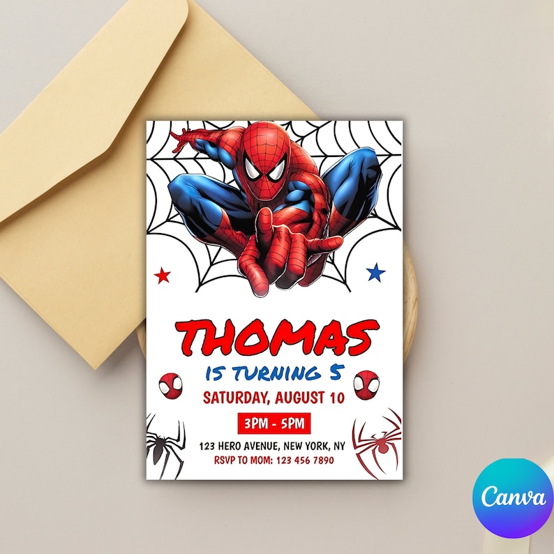 Puede incluir: Un personaje de Spiderman rojo y azul se presenta sobre un fondo blanco con un dise&ntilde;o de telara&ntilde;a negra. El texto "THOMAS IS TURNING 5" est&aacute; en rojo y negro. El texto "SATURDAY, AUGUST 10" est&aacute; en negro. El texto "3PM - 5PM" est&aacute; en negro. El texto "123 HERO AVENUE, NEW YORK, NY" est&aacute; en negro. El texto "RSVP TO MOM: 123 456 7890" est&aacute; en negro. Esta es una invitaci&oacute;n de cumplea&ntilde;os imprimible.