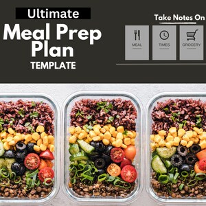 Könnte beinhalten: Drei transparente Glasbehälter gefüllt mit einem geschichteten Meal-Prep-Salat. Der Salat enthält braunen Reis, Mais, Gurke, Tomaten, Frühlingszwiebeln und schwarze Oliven. Die Behälter stehen auf einer weißen Oberfläche.