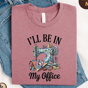 Quilting Shirt, ich bin in meinem Büro T-Shirt, lustige Quilter T-Shirt, Nähliebhaber Geschenke, Nähmaschine Grafik T-Shirt, Näher Pullover, Mom Life Top