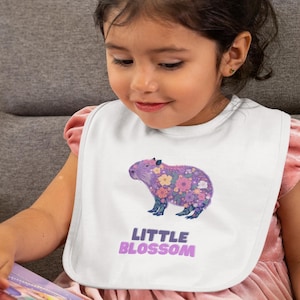 ベビービブ、「リトルブロッサム」カピバラの花柄、かわいい幼児用授乳カバー、男女兼用ベビーシャワーギフト、保育園の必需品、新生児用よだれかけ