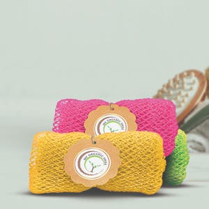 Pode incluir: Três pufs de banho coloridos com uma etiqueta marrom que diz "My Organic Shea". Os pufs são feitos de um material de malha e são rosa, amarelo e verde.