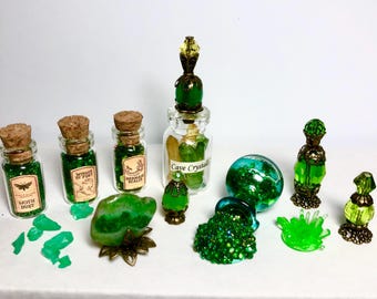 1:12 MINIATURE ACCESSORIES, PROPS for Witch Wizard Dollhouse, Diorama, Room Box - Potion Bottles, Candle, Geode Slice, Crystals