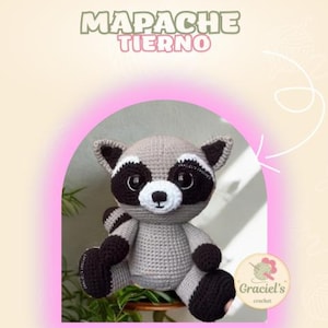 Puede incluir: Un peluche de mapache tejido a crochet, con cuerpo gris, detalles en blanco y negro y cara blanca. La imagen incluye el texto "MAPACHE TIERNO" y "PATRON A CROCHET PASO A PASO EN ESPAÑOL". También es visible el logo del creador.