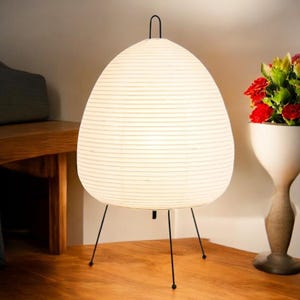 Lampada di carta di riso giapponese Lampada da tavolo moderna Lanterna Lampada da terra con treppiede per soggiorno Decorazione artistica creativa Lampada da tavolo Akari Wabi-sabi