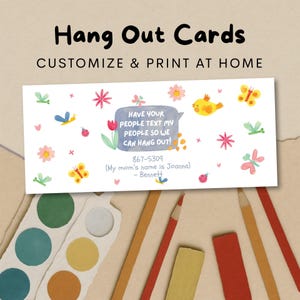 Op de afbeelding: Hang Out Cards met de tekst "Hang Out Cards CUSTOMIZE & PRINT AT HOME". De kaart heeft een aquarelontwerp met bloemen, vlinders en een tekstballon met de tekst "Have your people text my people so we can hang out!"