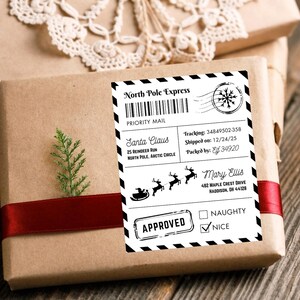 Puede incluir: Un regalo envuelto marrón con una cinta roja y una etiqueta "North Pole Express". La etiqueta incluye texto, un código de barras y un diseño de copo de nieve. La etiqueta dice "Santa Claus" y "Aprobado" con una marca de verificación junto a "Nice".