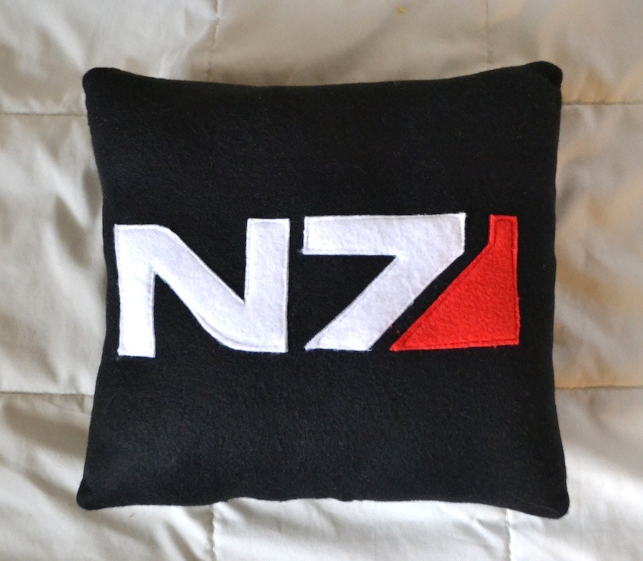 Almofada / pelúcia com logotipo Mass Effect N7