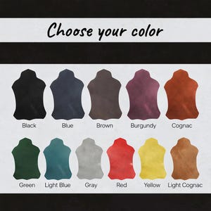 Pu&ograve; includere: Un'immagine che mostra una selezione di campioni di pelle in vari colori. I campioni sono disposti su due file, con colori tra cui nero, blu, marrone, bordeaux, cognac, verde, azzurro, grigio, rosso, giallo e cognac chiaro. Il testo "Scegli il tuo colore" &egrave; in alto.