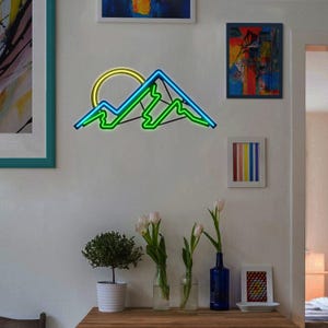 Insegna Neon Montagne al Tramonto – Arte da Parete LED in Verde, Blu Ghiaccio e Bianco Caldo