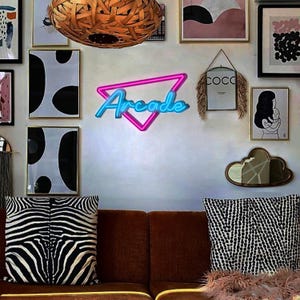 Letrero de Neón Arcade Retro – Decoración de Pared LED Rosa y Azul para Cuarto Gamer o Sala de Juegos