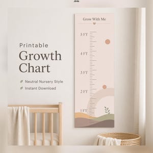 Puede incluir: Una tabla de crecimiento imprimible en color beige claro, con una escala de altura en pies, de 1 a 5 pies. El diseño minimalista incluye un arcoíris e ilustraciones de plantas. El texto "Grow With Me" está en la parte superior. Se lee "Printable Growth Chart".