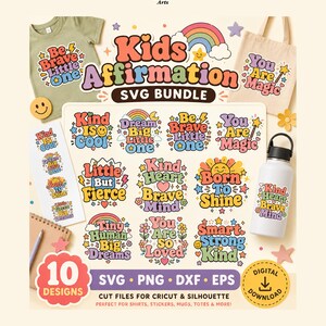 Puede incluir: Un conjunto de diseños digitales con afirmaciones positivas para niños. La imagen incluye una camiseta, una bolsa de mano, una botella de agua y pegatinas, todos con frases como "Be Brave Little One" y "You Are Magic".