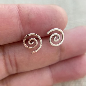Brincos pequenos de prata de lei com design espiral martelado. imagem 12