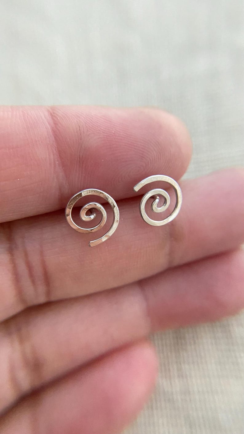 Brincos pequenos de prata de lei com design espiral martelado. imagem 12